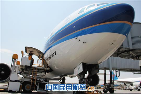 南航新疆再迎两架蓝天“巨无霸”机队规模达50架