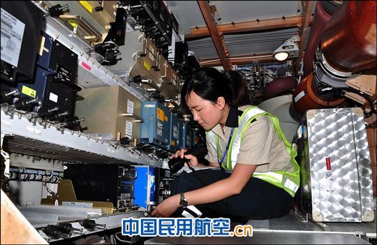 深航女机务周瑞 汗洒机坪无怨悔 情系银燕万里行