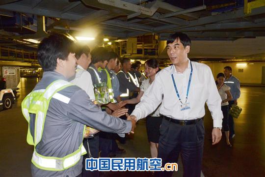 国航地服入伏第一天开展一线慰问