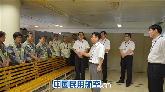 国航地服入伏第一天开展一线慰问