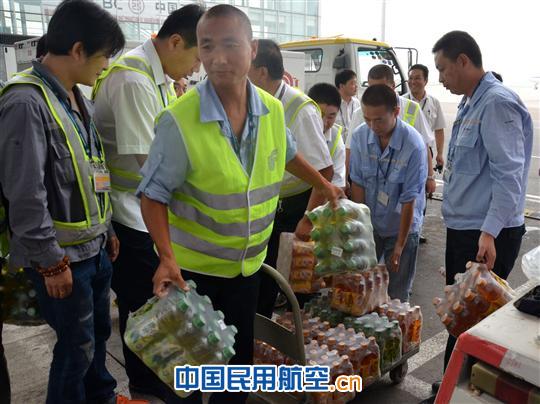 国航地服入伏第一天开展一线慰问