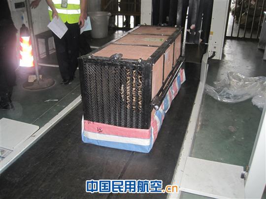 广州白云机场护送美洲豹抵青城