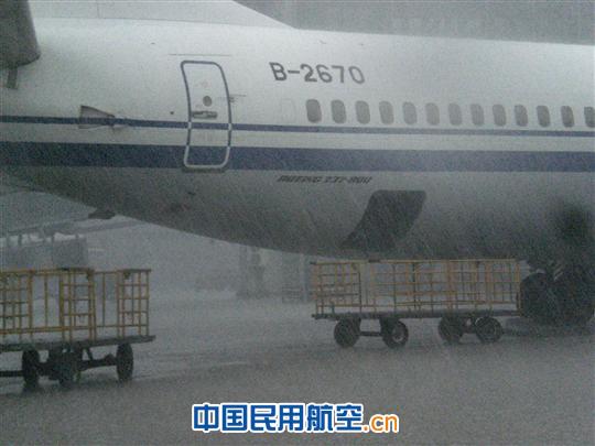 国航地面服务部迎战京城特大暴雨