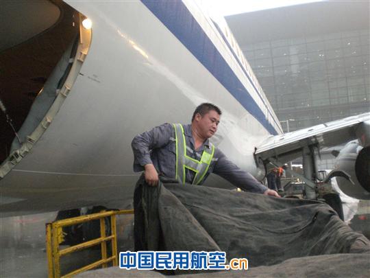 国航地面服务部迎战京城特大暴雨