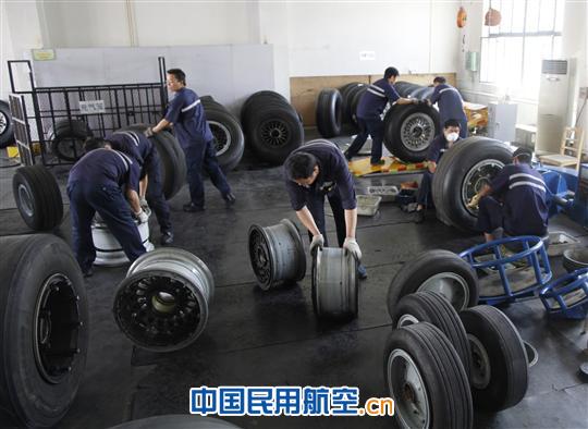 南航旺季机务那些事：轮胎聚会日