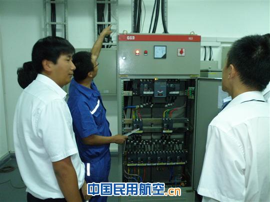 新疆机场网络信息部组织机房供电线路排查及相关培训 新疆机场网络部组织机房供电线路排查及相关培训