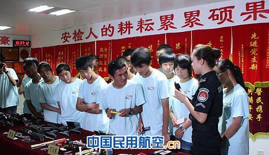 云南贫困山区少数民族师生参观深圳保安机场 云南贫困山区少数民族师生参观深圳保安机场