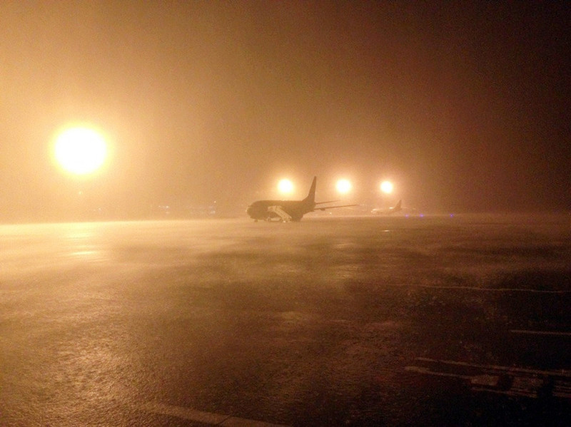 台风“海葵”来袭 深航机务人全力应对