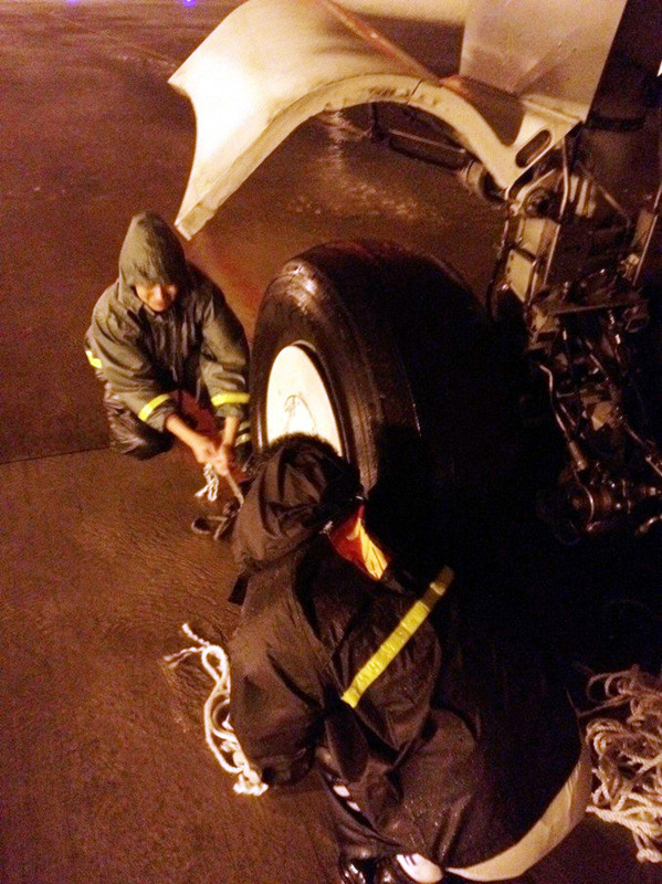 台风“海葵”来袭 深航机务人全力应对