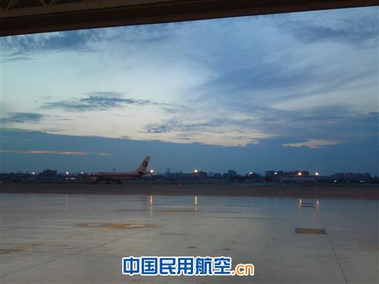 记东航浦东维修基地B6085通宵更换APU工作