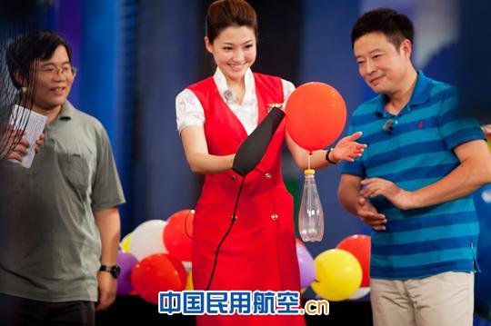 深航女孩赵晓冬精彩亮相深圳卫视《气象万千》