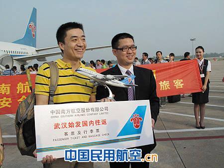 南航湖北分公司总经理蔡治洲到机场为第5000万名旅客赠机票.