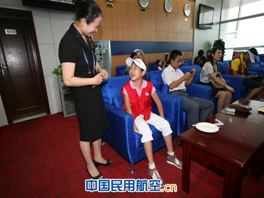 河青小记者看东方 体验东航 感受快乐