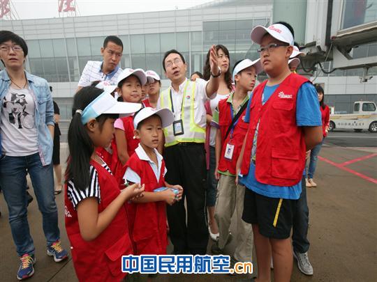 河青小记者看东方 体验东航 感受快乐