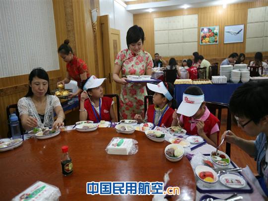 河青小记者看东方 体验东航 感受快乐