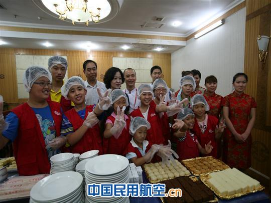 河青小记者看东方 体验东航 感受快乐
