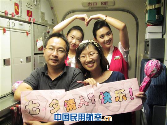 深航“开心簕杜鹃”与旅客共度甜蜜“七夕”