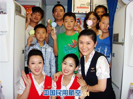 深航“开心簕杜鹃”与旅客共度甜蜜“七夕”