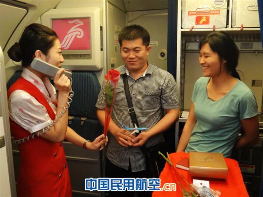 深航“开心簕杜鹃”与旅客共度甜蜜“七夕”