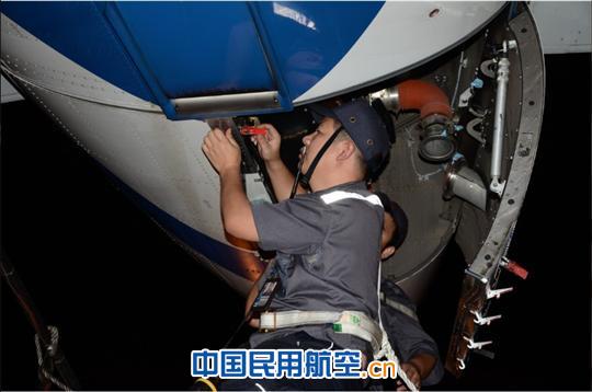 机务工作人员认真为飞机做检查 国航工程技术分公司贵阳基地首次完成飞机A检