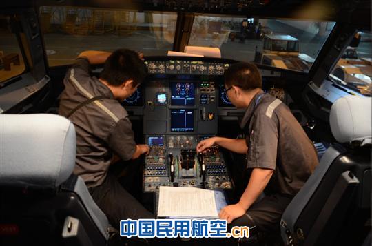 贵阳维修基地员工正在驾驶舱内进行相关工作 国航工程技术分公司贵阳基地首次完成飞机A检