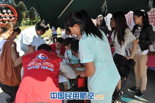 东航北京地服部9月18日组织献血加强班组建设