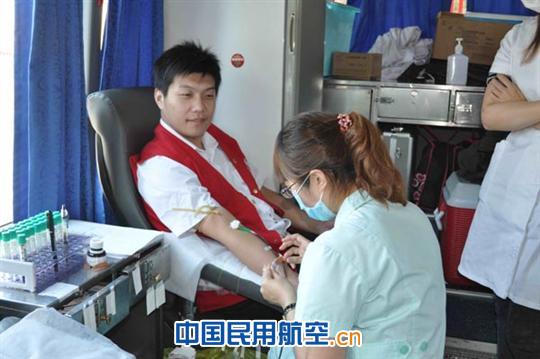 东航北京地服部9月18日组织献血加强班组建设