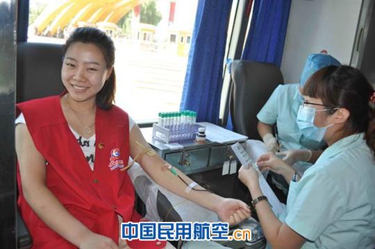 东航北京地服部9月18日组织献血加强班组建设