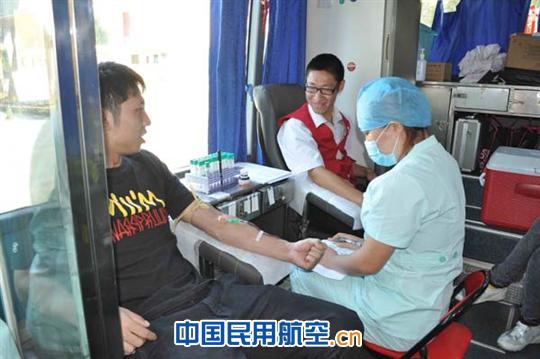 东航北京地服部9月18日组织献血加强班组建设