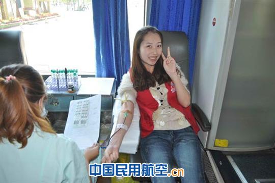 东航北京地服部9月18日组织献血加强班组建设