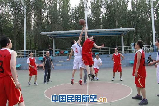 “迎国庆 强枢纽”海关地服牵手友谊赛