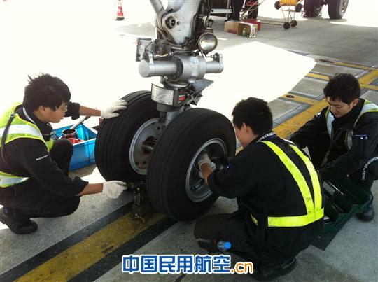 记东航朱刚班组出色完成“中秋、国庆”长假保障