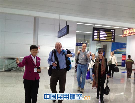 南航中转保障外宾老人团踏上广州之路