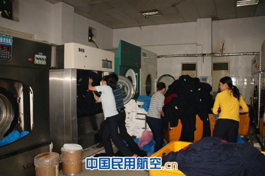 跟时间赛跑的人--记国航西南分公司综保部女工们