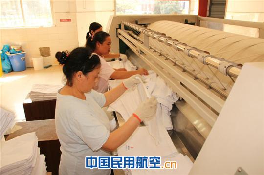 跟时间赛跑的人--记国航西南分公司综保部女工们