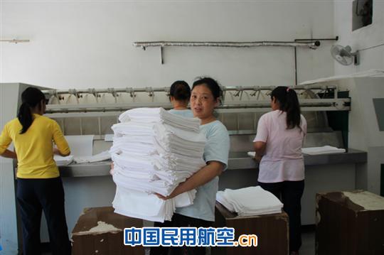 跟时间赛跑的人--记国航西南分公司综保部女工们