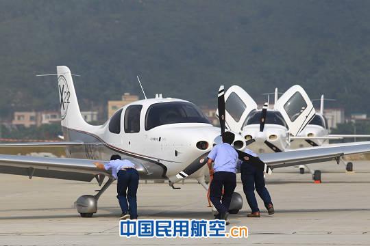 中航工业通飞首批三架西锐飞机首飞成功
