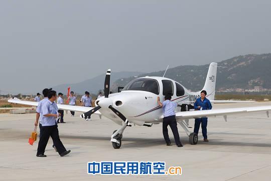中航工业通飞首批三架西锐飞机首飞成功