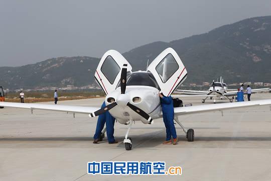 中航工业通飞首批三架西锐飞机首飞成功