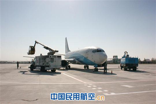 沈阳桃仙国际机场圆满完成冬季航空器除防冰演练