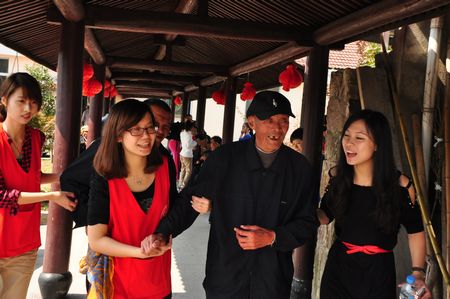 宁波机场开展重阳节敬老活动