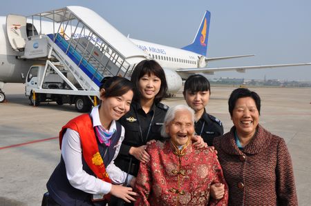 宁波机场开展重阳节敬老活动