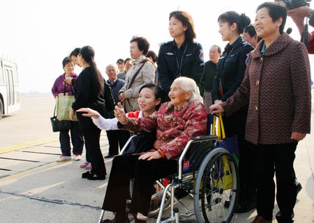 宁波机场开展重阳节敬老活动