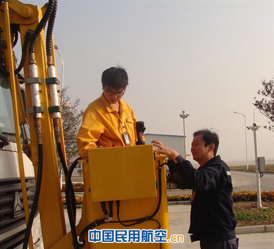 河南飞机维修厂特车教员指导基地员工操作除冰设备 今冬霜雪未至 南航南阳基地除防冰培训先行