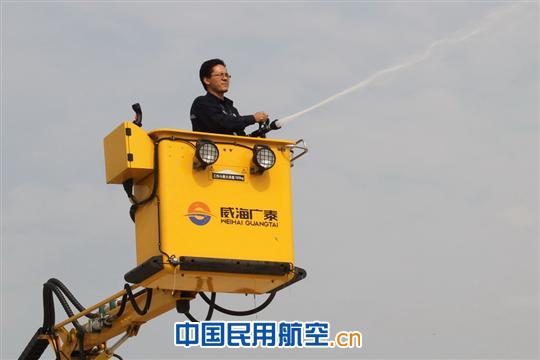 南阳基地员工进行除冰操作演练 今冬霜雪未至 南航南阳基地除防冰培训先行