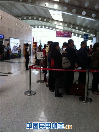 青岛机场组织旅客“拐弯排队”登机效率高