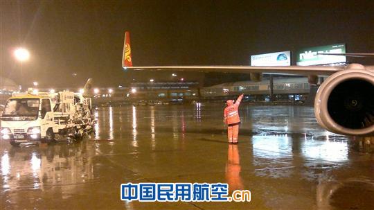 第一航空加油站积极应对今冬首次降雪天气