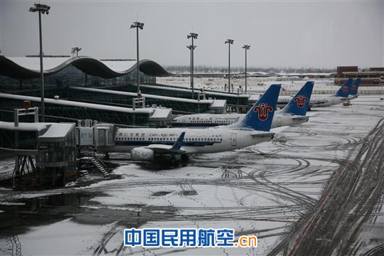 乌鲁木齐迎今冬首场雪 南航全力保证航班运行