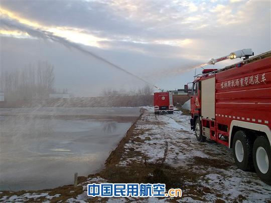 阿勒泰机场冬季自建滑冰场  健身娱乐两不误