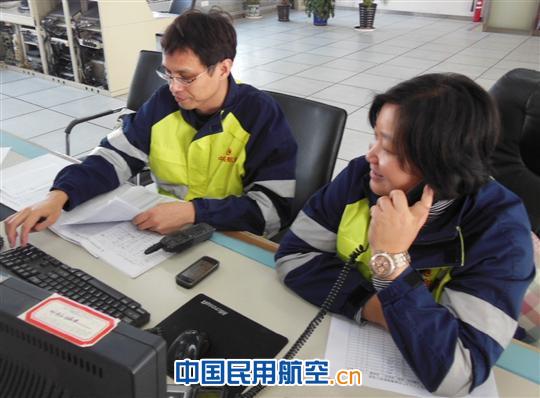 第一航空加油站强三基 师徒结对 向十八大献礼